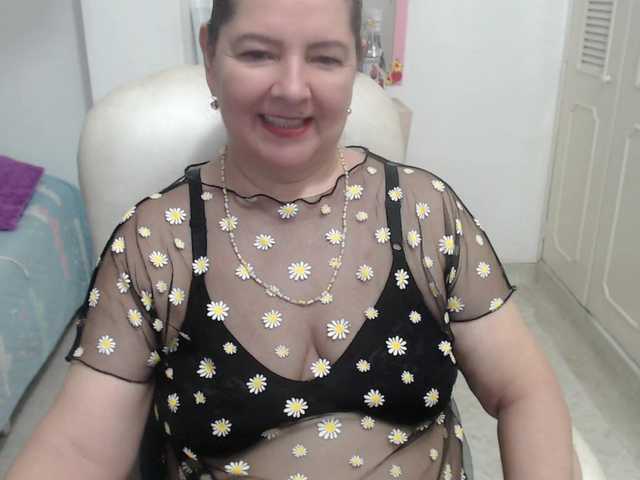 leonela-68 live cam on BongaCams