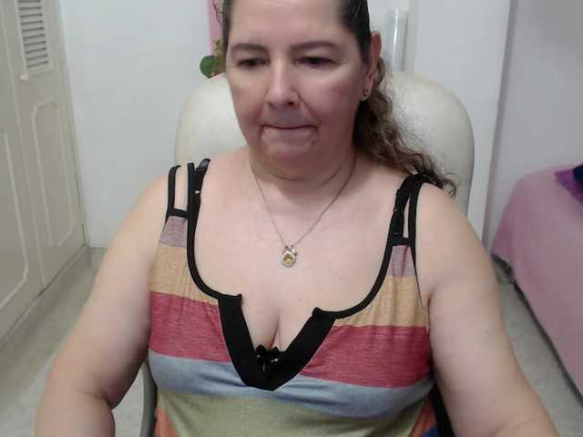leonela-68 live cam on BongaCams