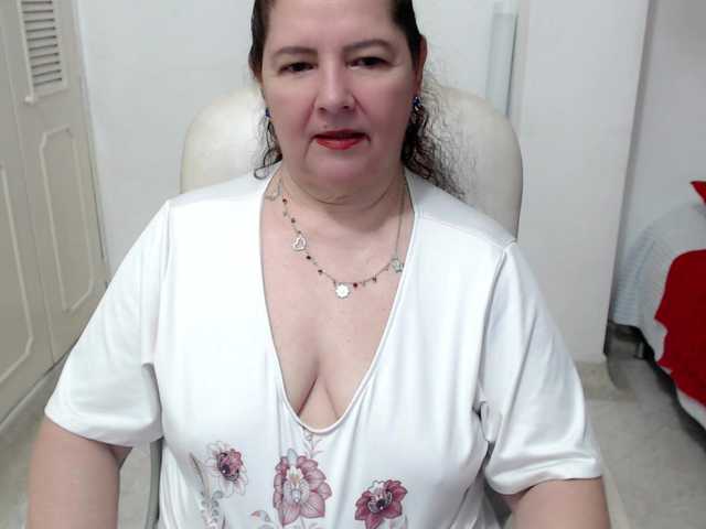 leonela-68 live cam on BongaCams