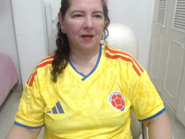 leonela-68 live cam on BongaCams