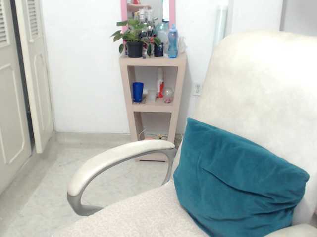 leonela-68 live cam on BongaCams