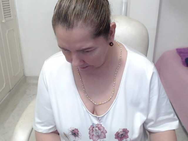 leonela-68 live cam on BongaCams