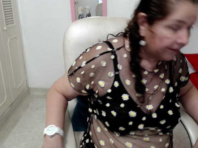 leonela-68 live cam on BongaCams