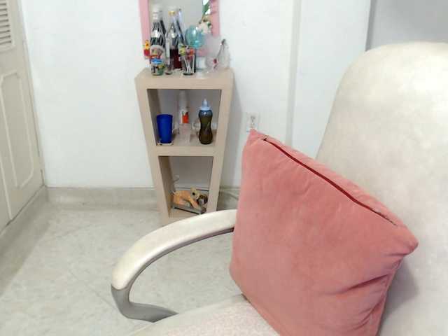 leonela-68 live cam on BongaCams