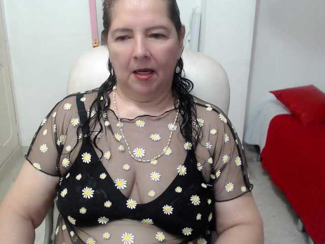 leonela-68 live cam on BongaCams
