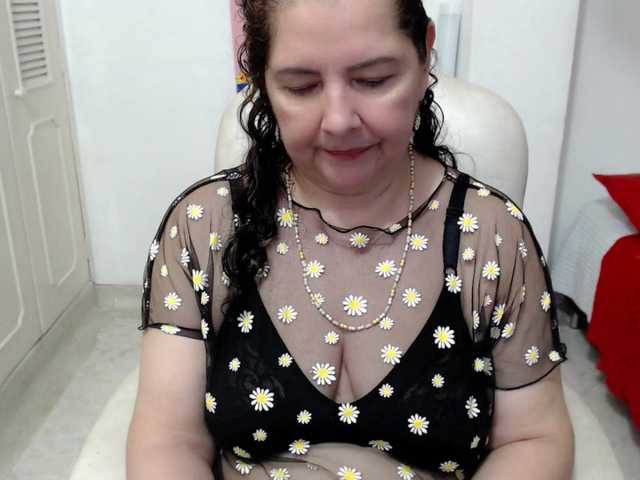 leonela-68 live cam on BongaCams