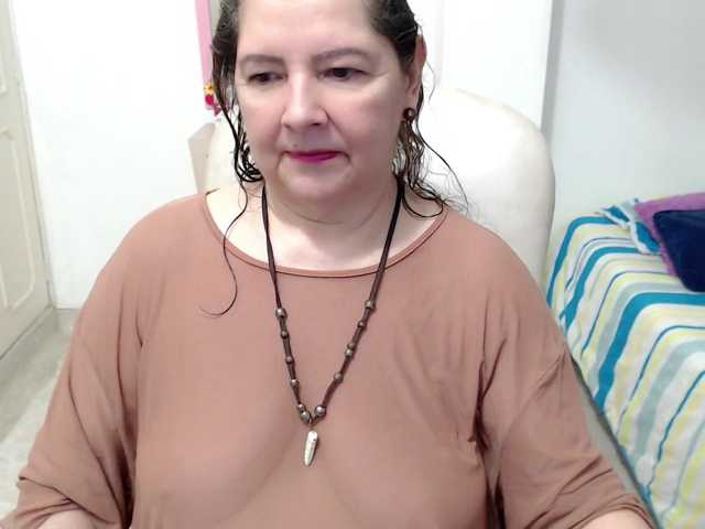 leonela-68 live cam on BongaCams