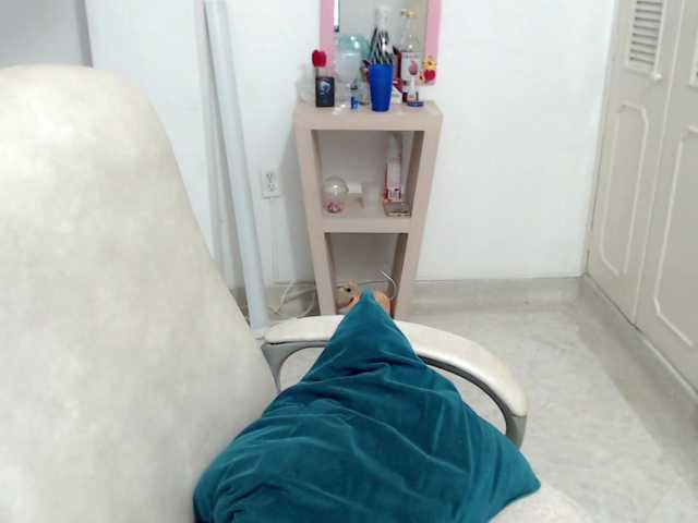 leonela-68 live cam on BongaCams