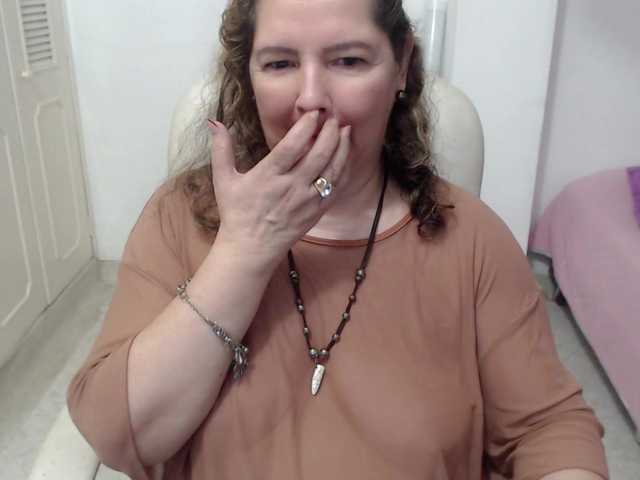 leonela-68 live cam on BongaCams