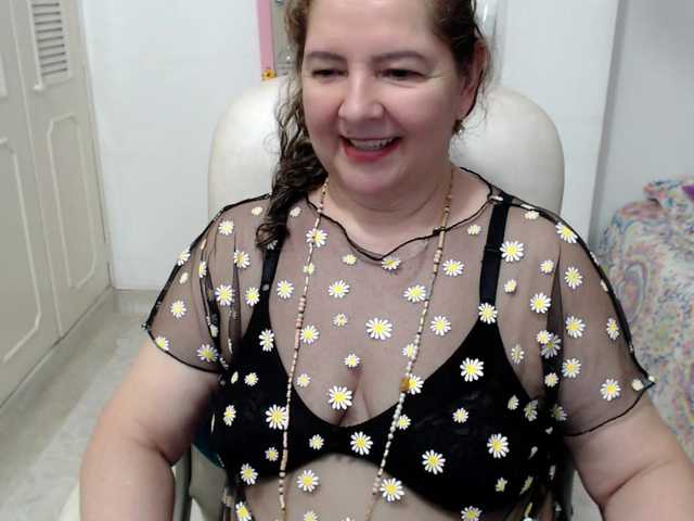 leonela-68 live cam on BongaCams