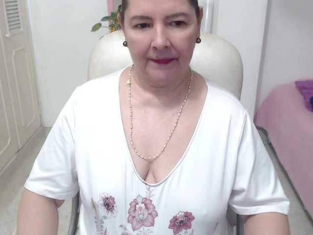 leonela-68 live cam on BongaCams