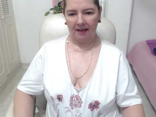 leonela-68 live cam on BongaCams