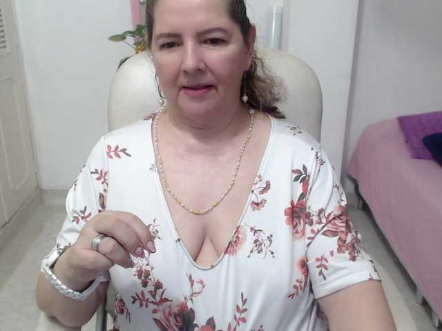 leonela-68 live cam on BongaCams