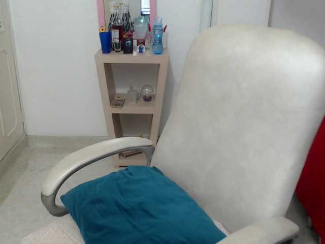 leonela-68 live cam on BongaCams