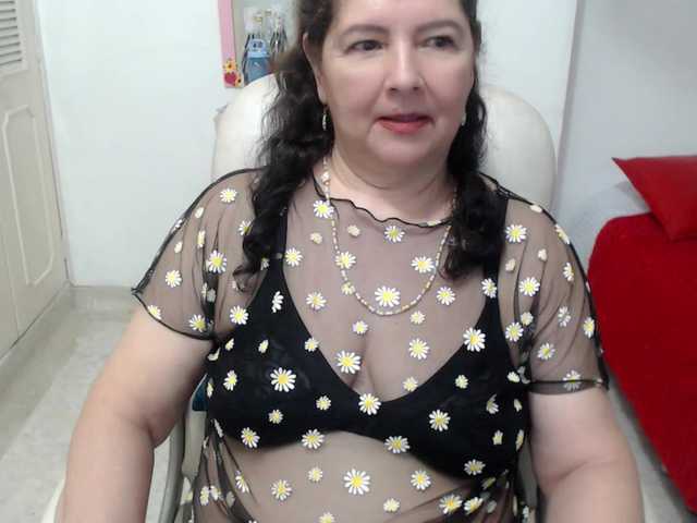 leonela-68 live cam on BongaCams
