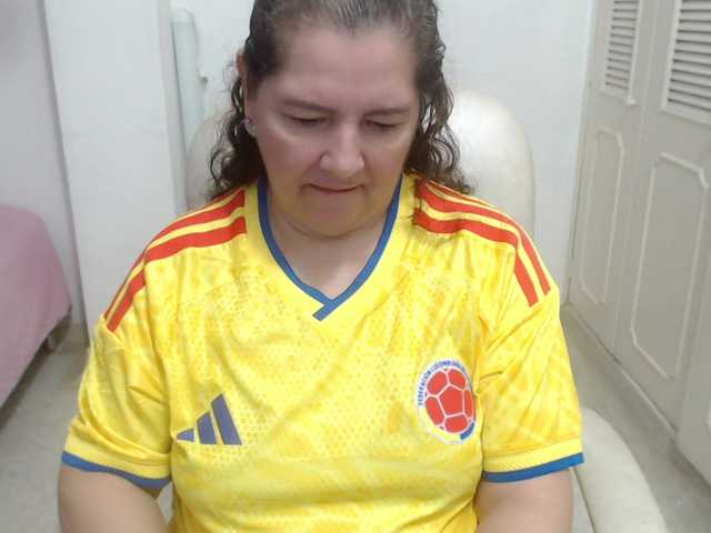 leonela-68 live cam on BongaCams