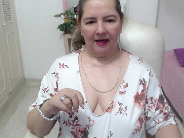 leonela-68 live cam on BongaCams
