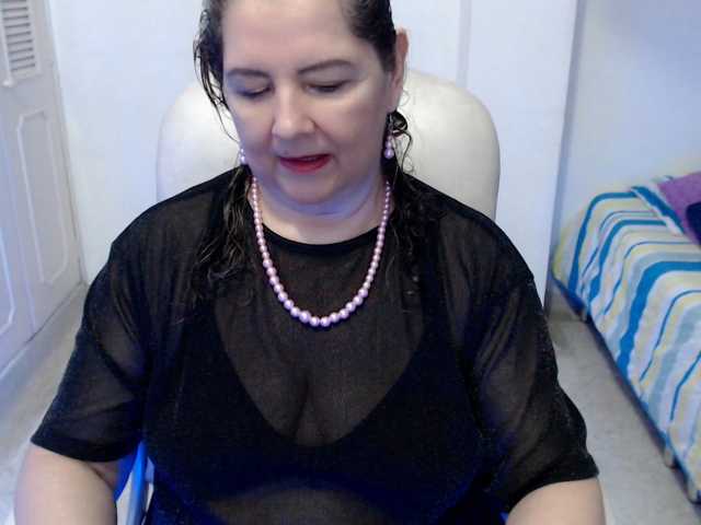 leonela-68 live cam on BongaCams