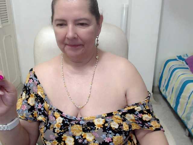 leonela-68 live cam on BongaCams