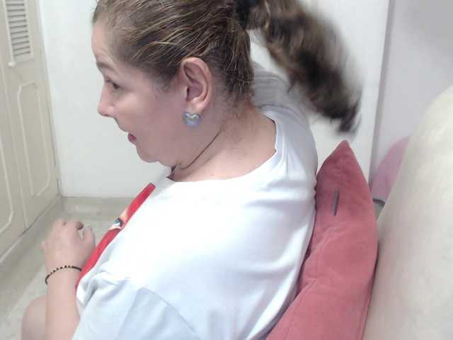 leonela-68 live cam on BongaCams