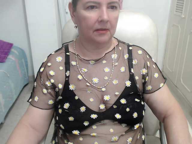 leonela-68 live cam on BongaCams