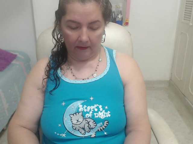 leonela-68 live cam on BongaCams