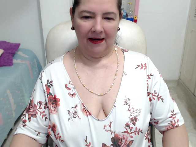 leonela-68 live cam on BongaCams