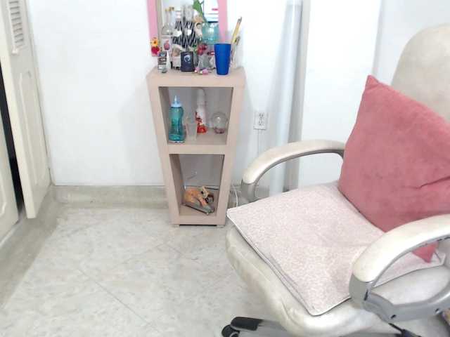 leonela-68 — live female cam
