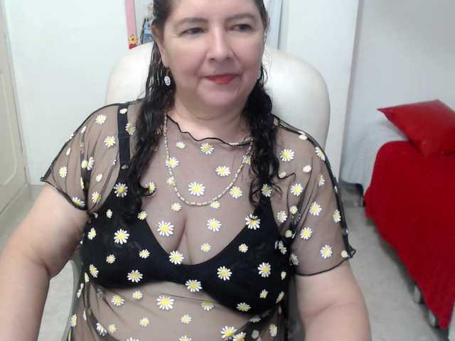 leonela-68 live cam on BongaCams