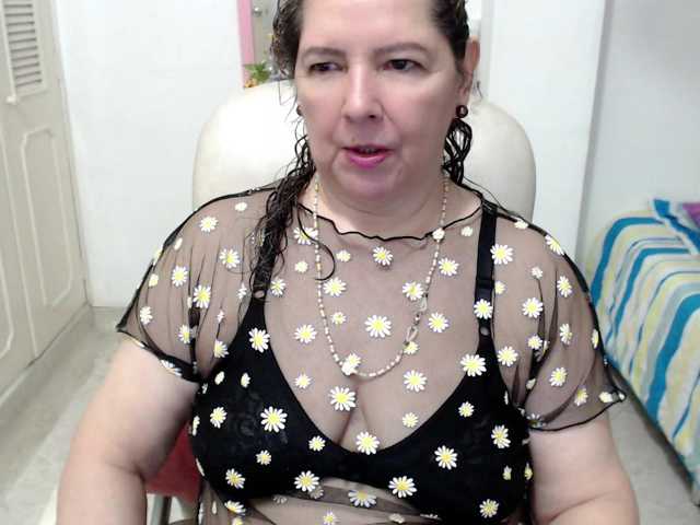 leonela-68 live cam on BongaCams