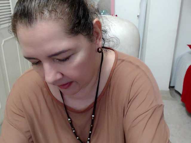 leonela-68 live cam on BongaCams