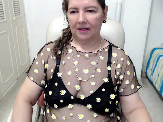 leonela-68 live cam on BongaCams