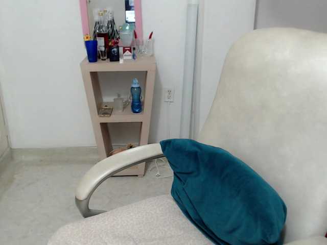 leonela-68 live cam on BongaCams