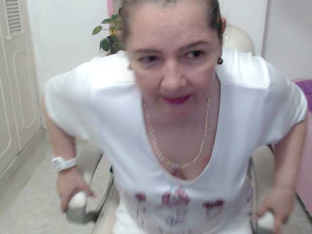 leonela-68 live cam on BongaCams