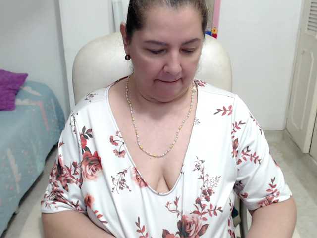 leonela-68 live cam on BongaCams
