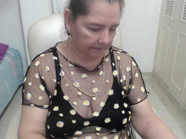 leonela-68 live cam on BongaCams