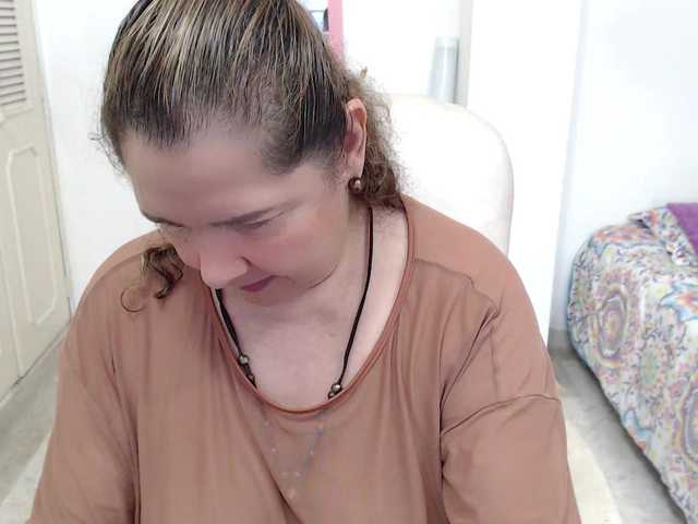 leonela-68 — live female cam
