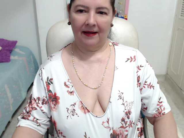 leonela-68 live cam on BongaCams