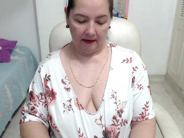 leonela-68 live cam on BongaCams