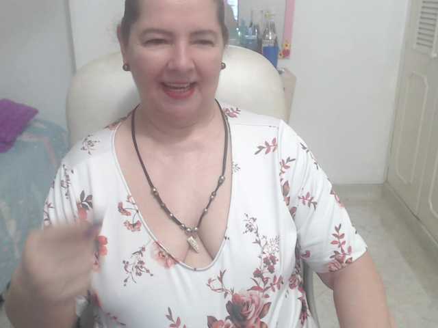 leonela-68 live cam on BongaCams