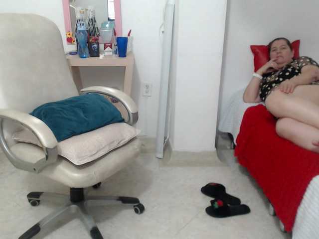 leonela-68 live cam on BongaCams