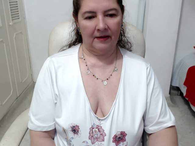 leonela-68 live cam on BongaCams