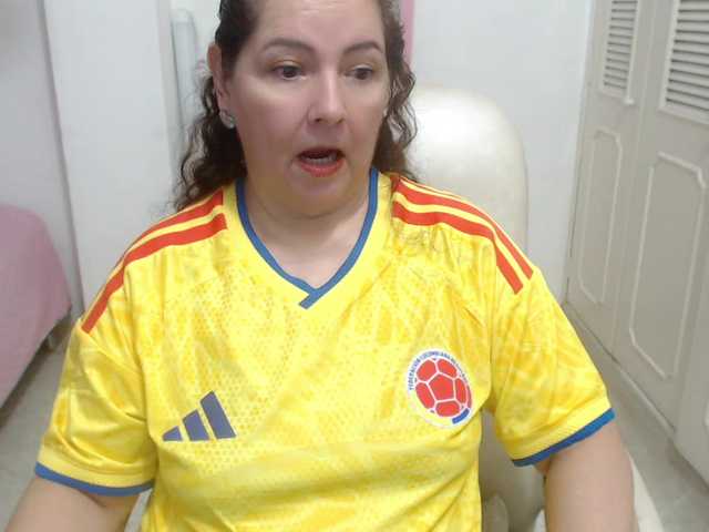 leonela-68 live cam on BongaCams