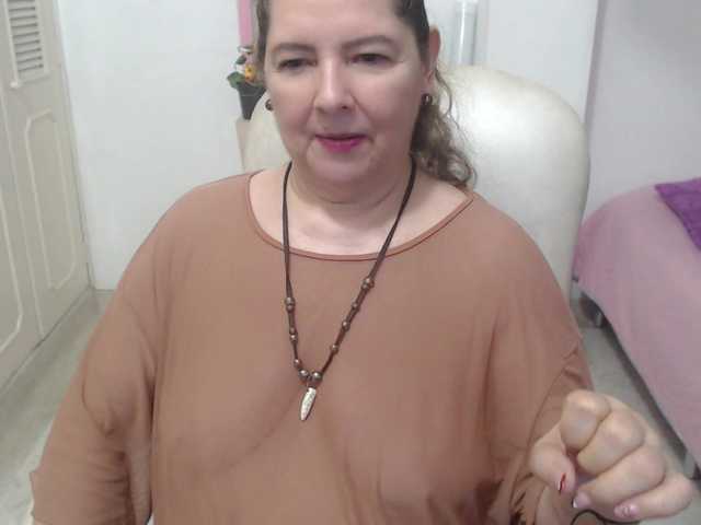 leonela-68 live cam on BongaCams