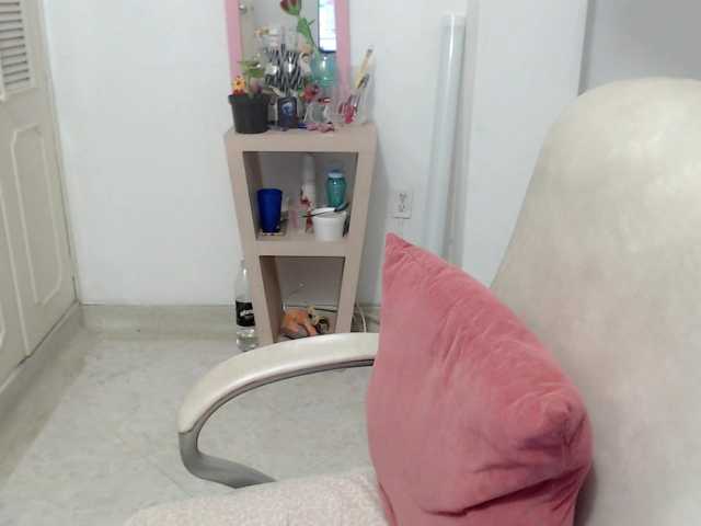 leonela-68 live cam on BongaCams