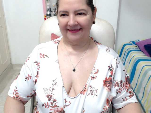 leonela-68 live cam on BongaCams