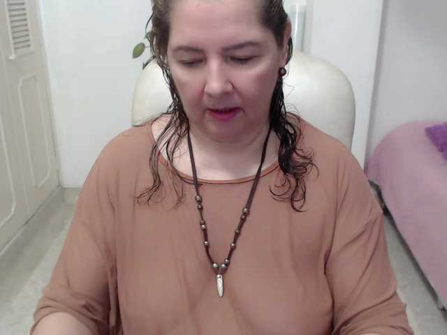 leonela-68 live cam on BongaCams