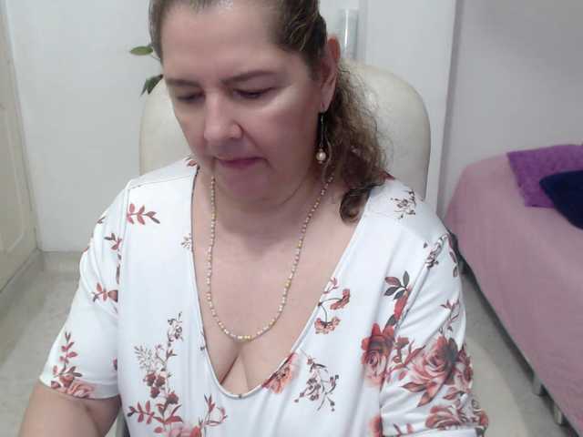 leonela-68 live cam on BongaCams