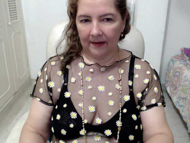 leonela-68 live cam on BongaCams