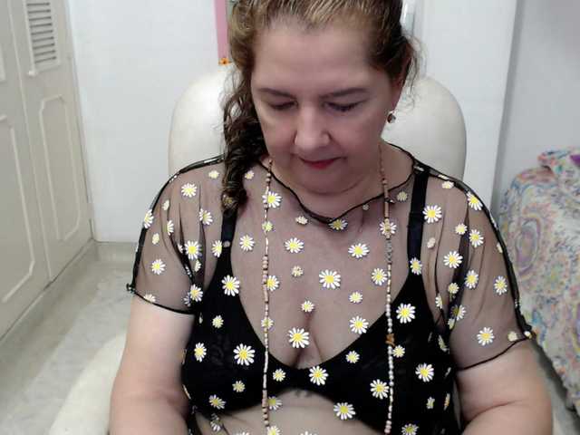 leonela-68 live cam on BongaCams